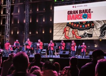Orquesta en vivo tocando danzón en el Zócalo de la Ciudad de México durante la Declaratoria del Danzón como Patrimonio Cultural Inmaterial.