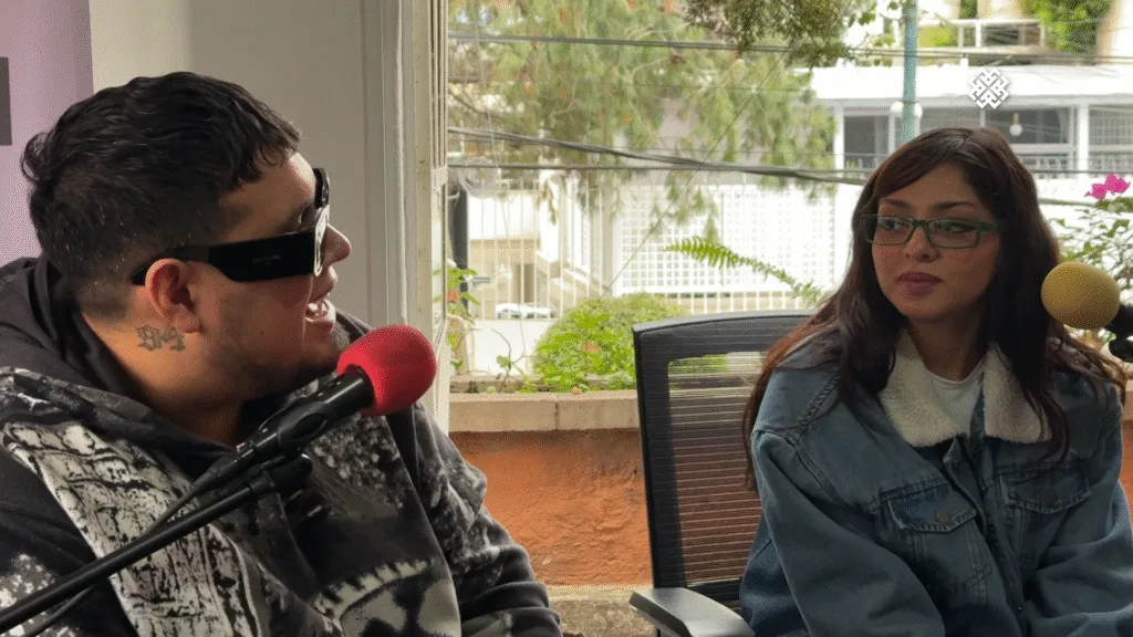 Loojan hablando animadamente en el micrófono rojo mientras Cachirula, del dúo Cachirula & Loojan, escucha atentamente durante su entrevista sobre 'Sexolandia'.