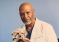 James Pickens Jr. interpretando al Dr. Richard Webber en Grey’s Anatomy, reflejando su papel icónico en la serie médica.