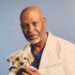 James Pickens Jr. interpretando al Dr. Richard Webber en Grey’s Anatomy, reflejando su papel icónico en la serie médica.