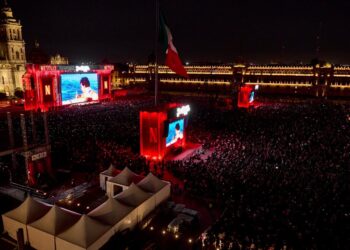 Multitud reunida en el Zócalo de la Ciudad de México durante la proyección del concierto de Juan Gabriel en Bellas Artes.