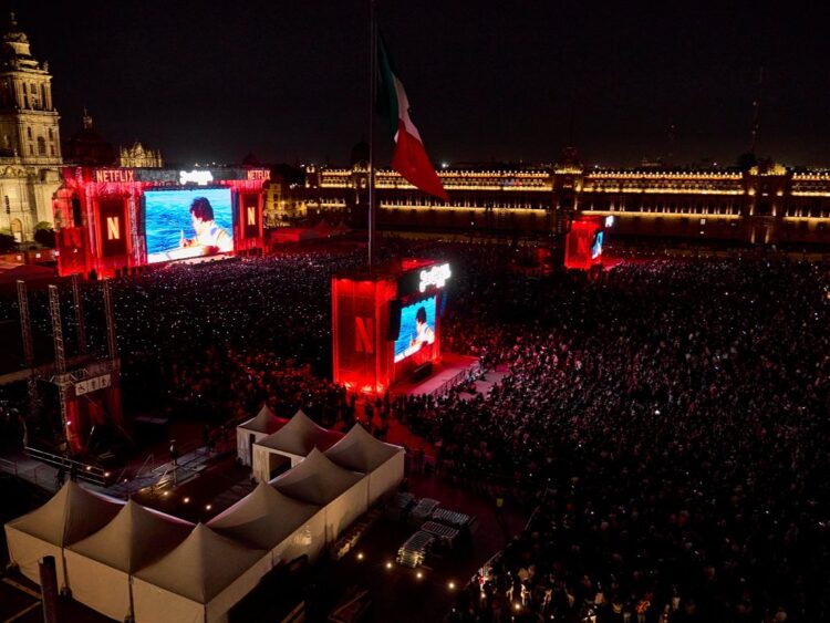 Multitud reunida en el Zócalo de la Ciudad de México durante la proyección del concierto de Juan Gabriel en Bellas Artes.
