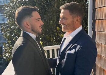 Julián Gil junto a su hijo en el día de su boda, compartiendo un emotivo momento familiar.