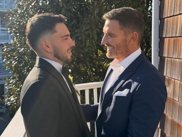 Julián Gil junto a su hijo en el día de su boda, compartiendo un emotivo momento familiar.