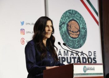 Kenia López abre puertas de la Cámara de Diputados a los jóvenes