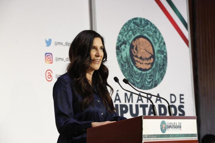 Kenia López abre puertas de la Cámara de Diputados a los jóvenes