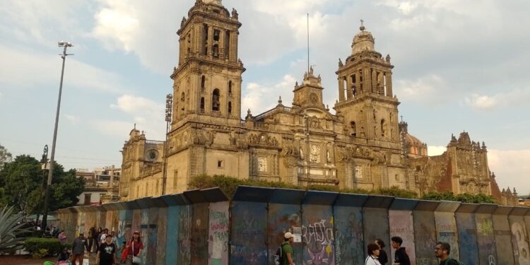 Amurallado, así se ve el Zócalo de la Ciudad de México este jueves