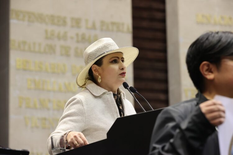 Diputada independiente llama a no dejar sola a Grecia Quiroz al frente de Uruapan