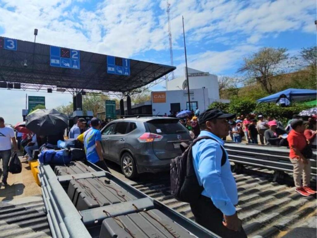 La liberación de casetas de cobro es una de las acciones previstas como parte del paro nacional de la CNTE. En la foto, profesores de Chiapas. AMEXI 