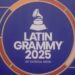 Logo oficial de los Latin Grammy 2025, símbolo de la ceremonia que celebra lo mejor de la música latina.