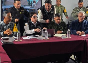 Laura Velázquez Alzúa, coordinadora de PC, y Julio Menchaca, gobernador de Hidalgo, instalan el Puesto de Mando Preventivo ante pronóstico de lluvias. AMEXI Foto Gobierno de Hidalgo