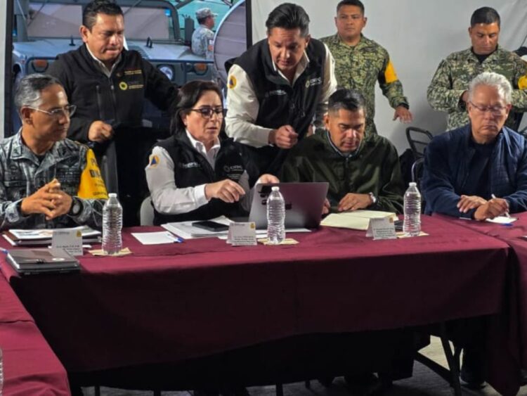 Laura Velázquez Alzúa, coordinadora de PC, y Julio Menchaca, gobernador de Hidalgo, instalan el Puesto de Mando Preventivo ante pronóstico de lluvias. AMEXI Foto Gobierno de Hidalgo