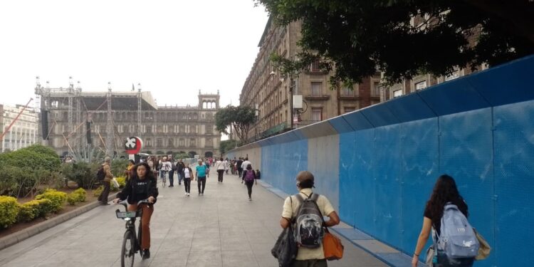 Amurallado, así se ve el Zócalo de la Ciudad de México este jueves