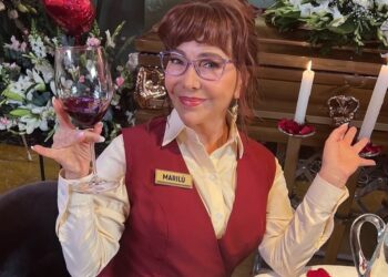 Mara Escalante sonriente durante el inicio de grabaciones de la segunda temporada de Muero por Marilú