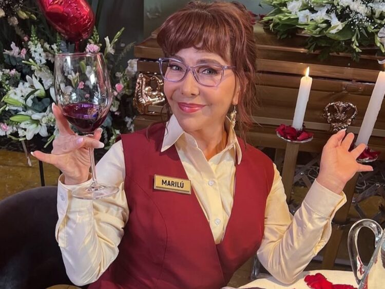 Mara Escalante sonriente durante el inicio de grabaciones de la segunda temporada de Muero por Marilú