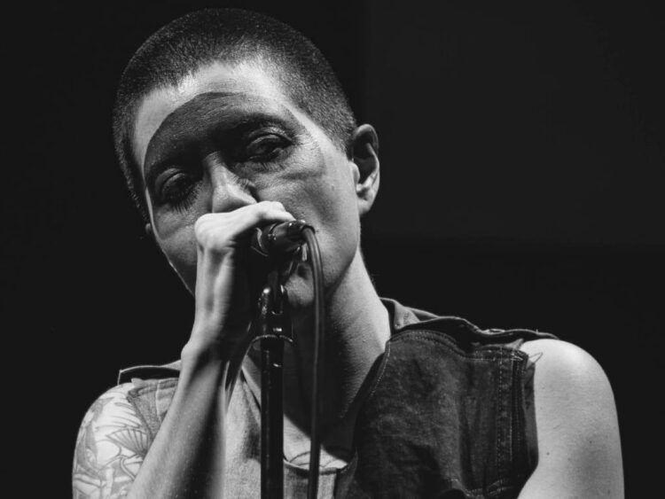 María Leonora presenta un ritual musical sobre resiliencia y vulnerabilidad