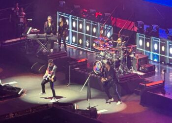 Matute en pleno concierto de la gira “Disco Estéreo” en la Arena Ciudad de México, cantando frente a más de 13 mil espectadores.