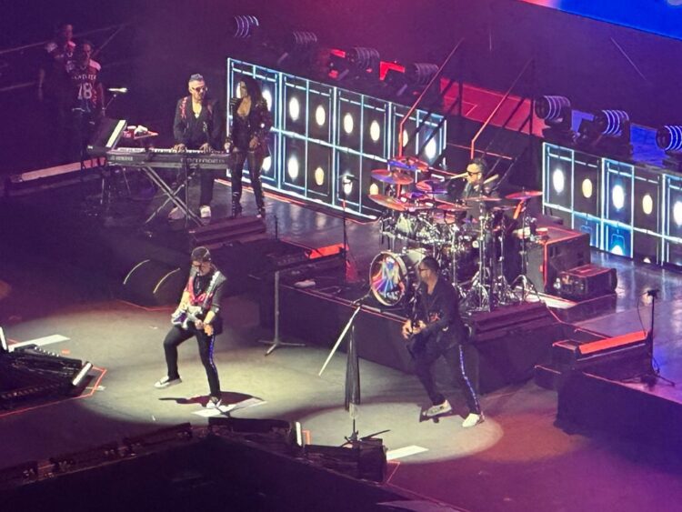 Matute en pleno concierto de la gira “Disco Estéreo” en la Arena Ciudad de México, cantando frente a más de 13 mil espectadores.