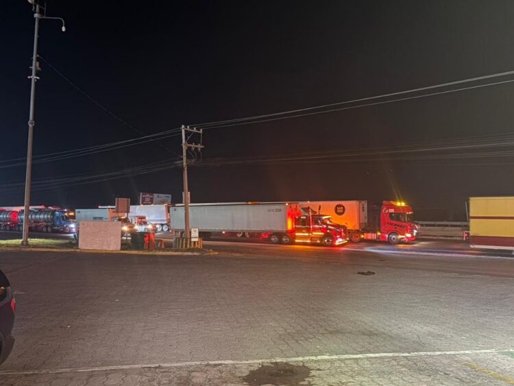 Transportistas preparando camiones para el megabloqueo anunciado en las principales carreteras del país