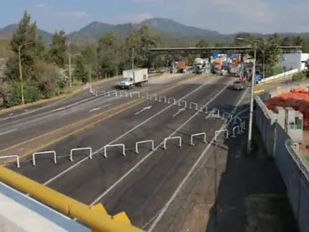 Michoacán continúa con bloqueos carreteros