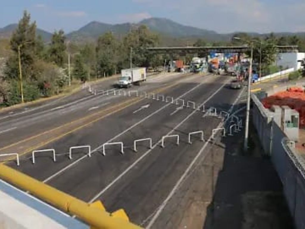 Michoacán continúa con bloqueos carreteros