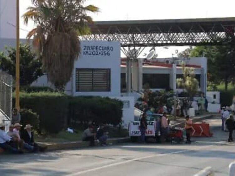 Michoacán continúa con bloqueos carreteros