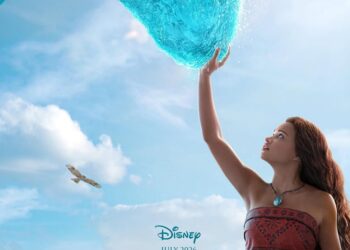 Moana en el poster del live-action de Disney, navegando y controlando una ola con su espíritu aventurero