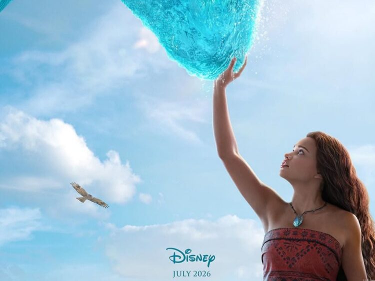Moana en el poster del live-action de Disney, navegando y controlando una ola con su espíritu aventurero