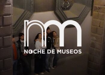 Imagen ilustrativa de la Noche de Museos en la Ciudad de México, con visitantes disfrutando de actividades culturales nocturnas en el Museo de San Ildefonso
