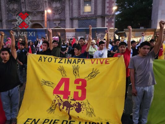 Estudiantes de la Escuela Normal Rural "Raul Isidro Burgos" de Ayotzinapa Guerrero, participan en la 134 Acción Global por Ayotzinapa