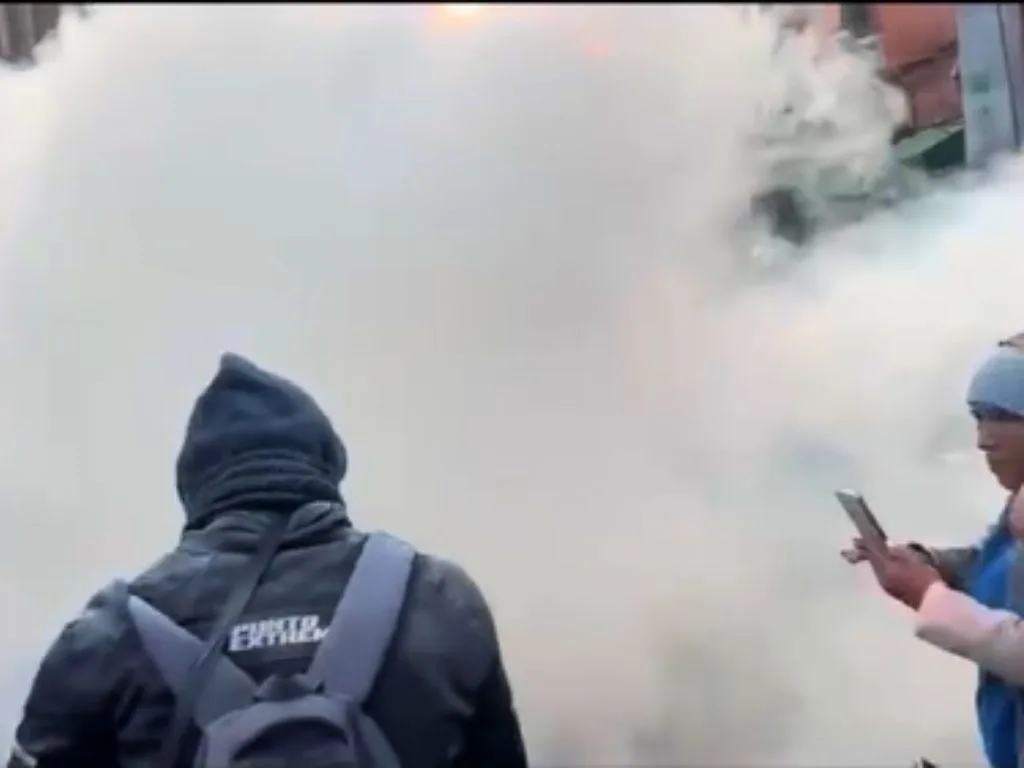 Policías que custodian Palacio Nacional disparan gases lacrimógenos contra los manifestantes. /AMEXI