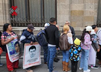 Padres y madres de los 43 estudiantes de Ayotzinapa, desparecidos por el Estado mexicano, ingresan a la sexta reunión con la presidenta Claudia Sheinbaum