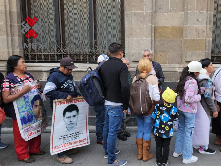 Padres y madres de los 43 estudiantes de Ayotzinapa, desparecidos por el Estado mexicano, ingresan a la sexta reunión con la presidenta Claudia Sheinbaum