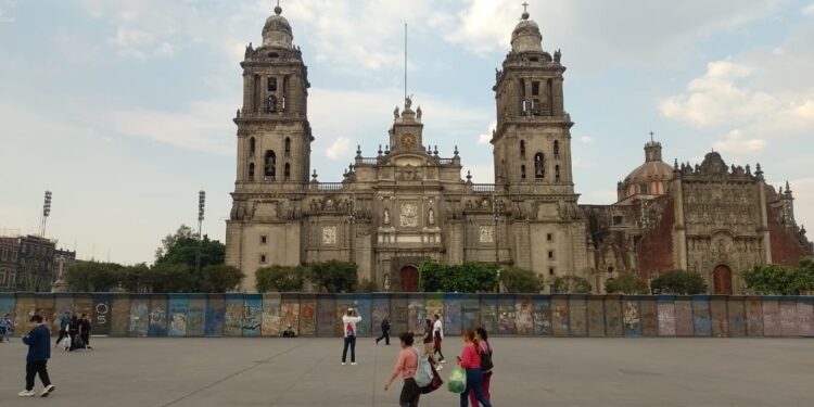 Amurallado, así se ve el Zócalo de la Ciudad de México este jueves