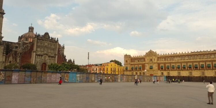 Amurallado, así se ve el Zócalo de la Ciudad de México este jueves