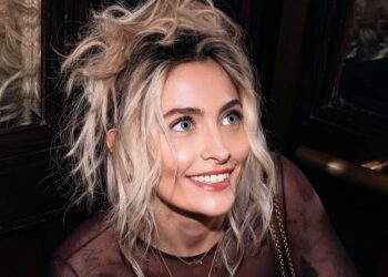 Paris Jackson mostrando su rostro en primer plano mientras habla sobre su tabique nasal perforado.
