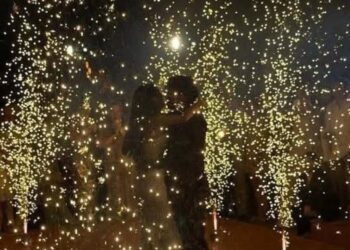 Paty Cantú y Christian Vázquez disfrutan su primer baile como esposos mientras la pirotecnia dorada ilumina la noche en Puerto Vallarta. | AMEXI/FOTO: RRSS