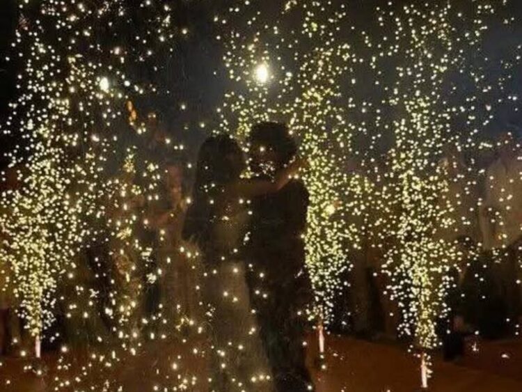 Paty Cantú y Christian Vázquez disfrutan su primer baile como esposos mientras la pirotecnia dorada ilumina la noche en Puerto Vallarta. | AMEXI/FOTO: RRSS