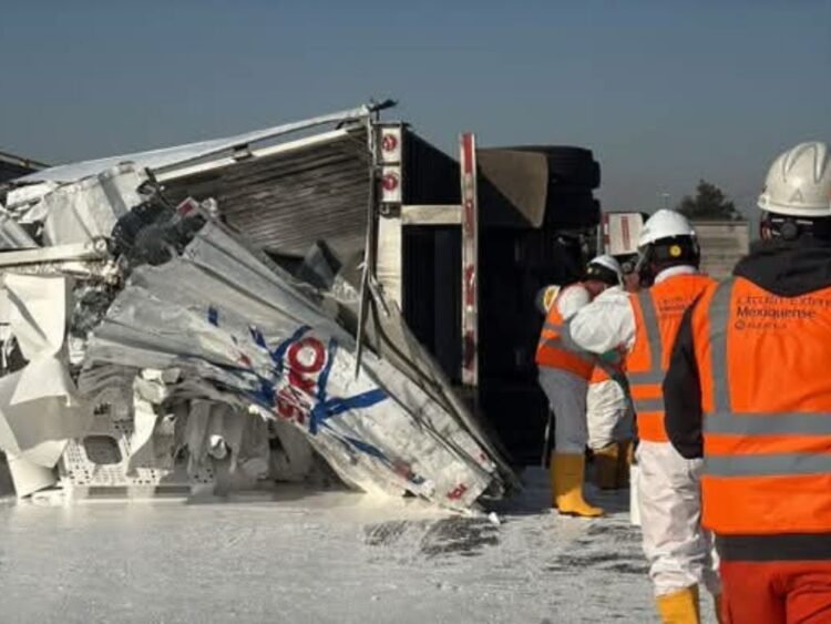 Rapiña de pintura tras volcadura de tráiler. AMEXI