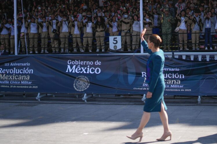 Reconocimiento a las mujeres en el Desfile civico-militar