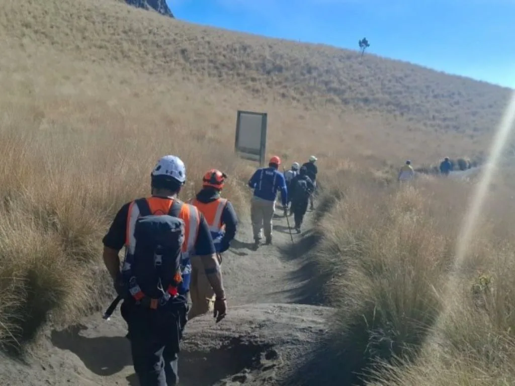 Rescatan a tres extraviados