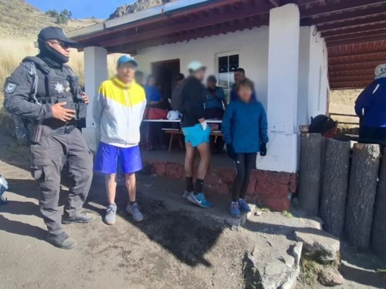 Rescatan a tres extraviados en el Iztaccíhuatl