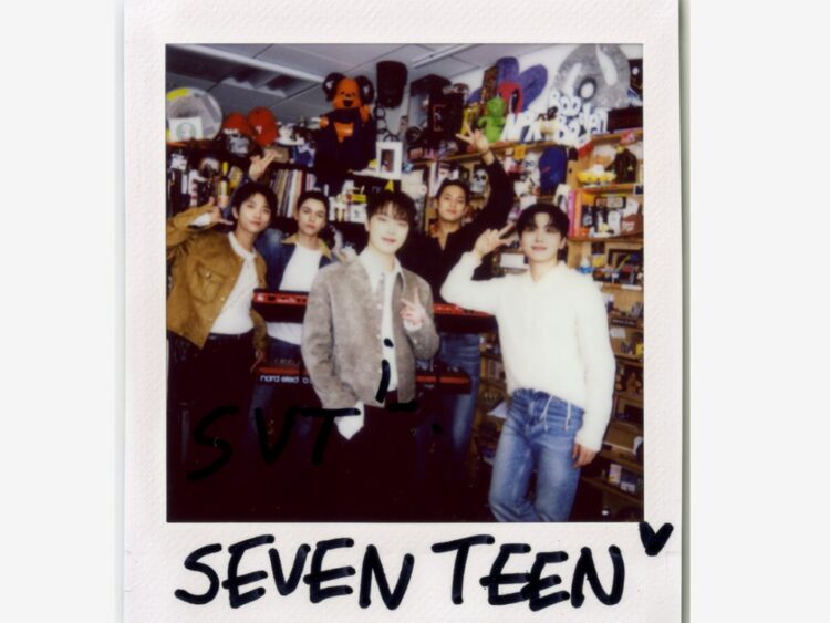 “SEVENTEEN durante su presentación en el escritorio de Tiny Desk de NPR”