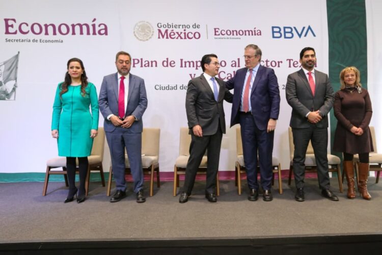 Secretaría de Economía y BBVA México lanzan plan para transformar el sector textil y de calzado