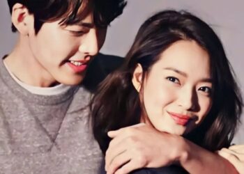 Shin Min-ah y Kim Woo-bin posando juntos, sonrientes. La pareja anunció su boda tras diez años de relación.