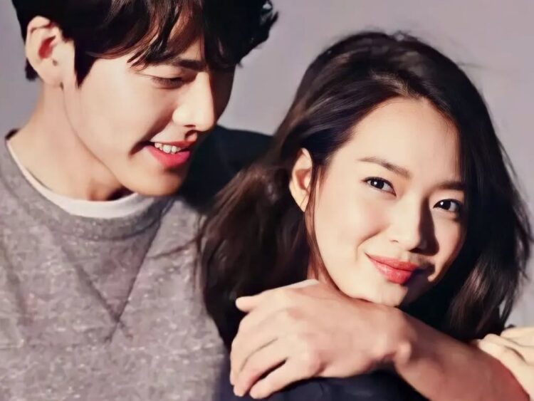 Shin Min-ah y Kim Woo-bin posando juntos, sonrientes. La pareja anunció su boda tras diez años de relación.
