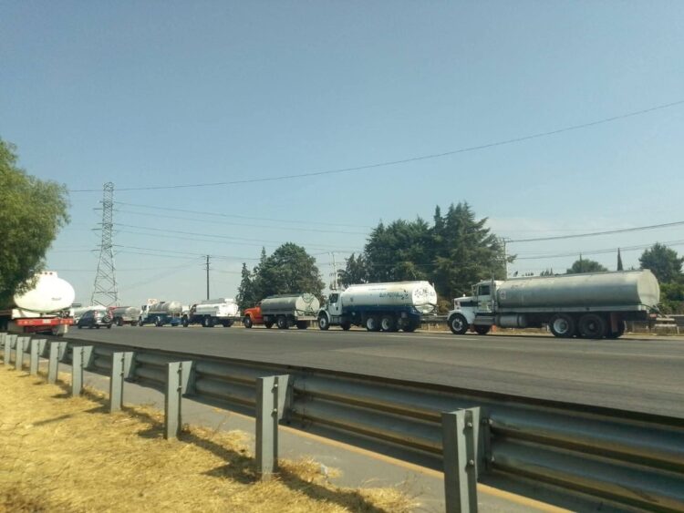 Tensión en Texcoco por detención de dos transportistas piperos en operativo policial