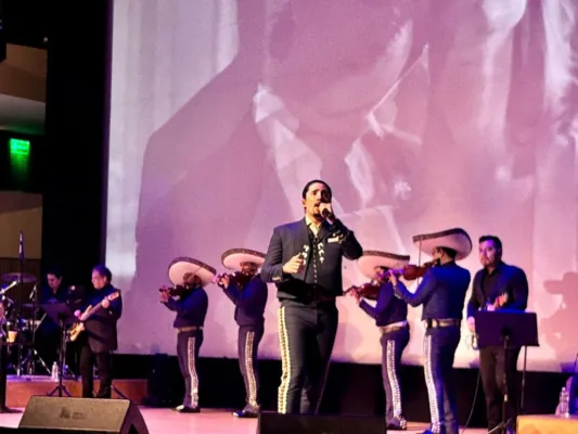 Alex Fernández en concierto íntimo en El Cantoral: Homenaje a Alejandro y Vicente Fernández