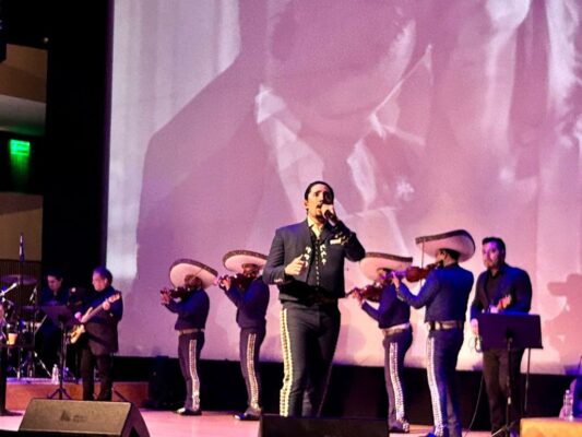 Alex Fernández en concierto íntimo en El Cantoral: Homenaje a Alejandro y Vicente Fernández