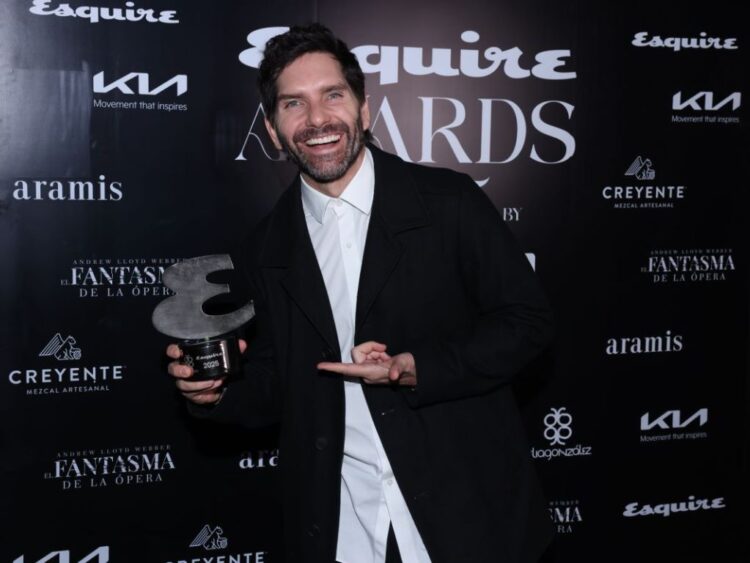 Arap Bethke recibe premio de Responsabilidad Social en los Esquire Awards 2025